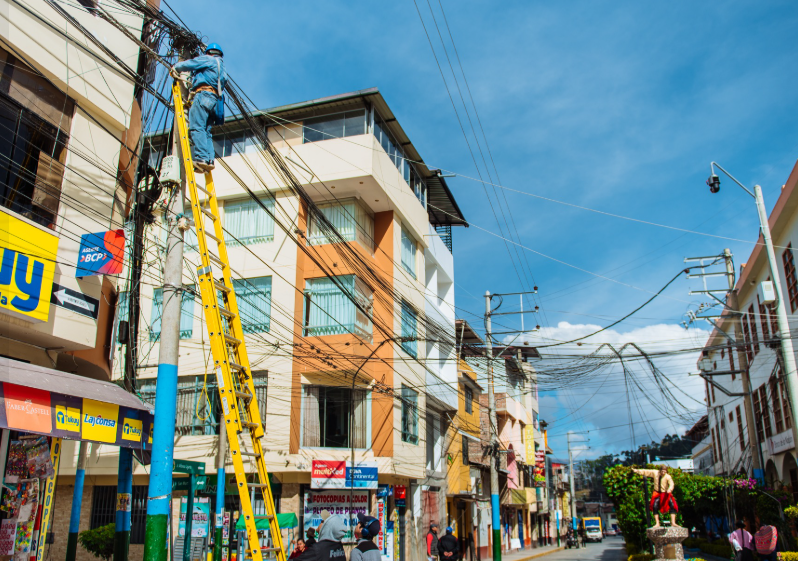 SAN JERÓNIMO: RETIRAN CABLEADO AÉREO EN DESUSO PARA MEJORAR SEGURIDAD Y ESTÉTICA URBANA